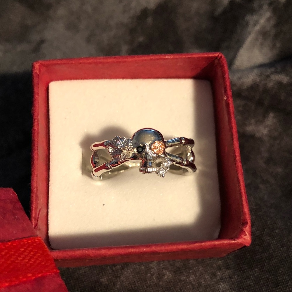 Brand New! Skull & Roses Ring